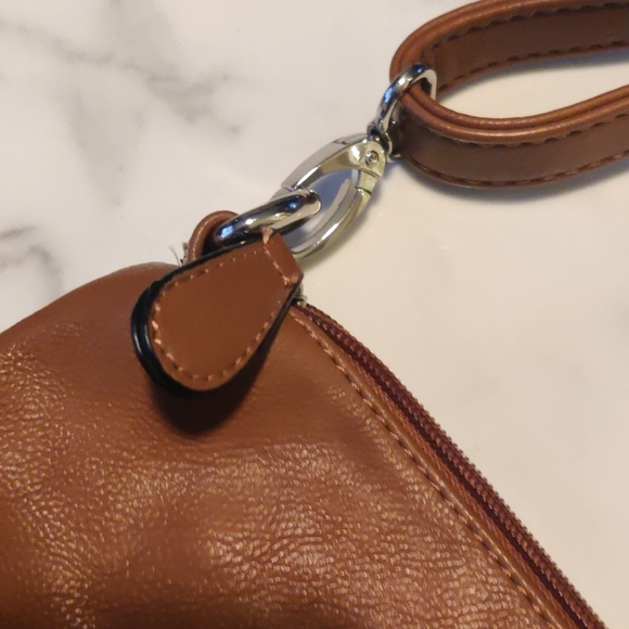 Elegant Brown Leather Shoulder Bag - Picture 4 of 4